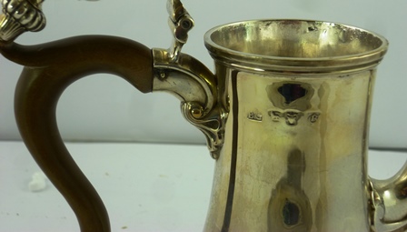 BENJAMIN GODFREY A GEORGE III SILVER COFFEE POT having hinged lid with lobed knop, plain baluster - Image 4 of 6