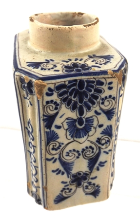 AN 18TH CENTURY ENGLISH TIN GLAZED EARTHENWARE, POSSIBLY BOW, TEA CANISTER having oblong body with - Image 4 of 5