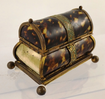 A LATE 19TH CENTURY LADY`S TRAVELLING SCENT BOTTLE SET fashioned in tortoiseshell with domed brass - Image 4 of 5