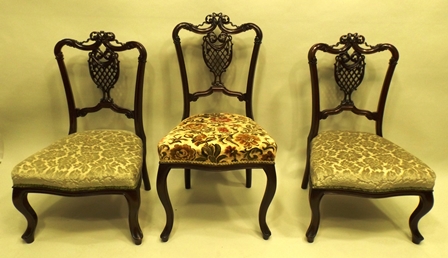 A VICTORIAN MAHOGANY PARLOUR SUITE each piece having an ornate carved lattice back, overstuffed - Image 2 of 4