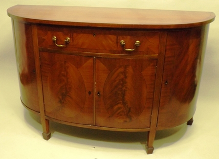 A LATE 19TH/EARLY 20TH CENTURY MAHOGANY FINISHED BOW FRONT SIDEBOARD, having plain crossbanded top,