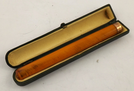 HENRY PERKINS & SONS A 9CT GOLD MOUNTED AMBER CIGARETTE HOLDER, Birmingham 1914, 13cm long, in