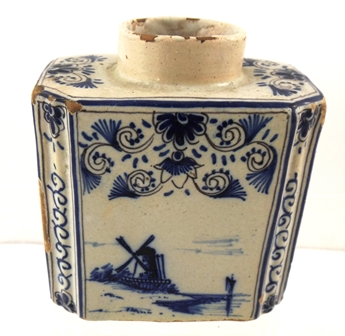 AN 18TH CENTURY ENGLISH TIN GLAZED EARTHENWARE, POSSIBLY BOW, TEA CANISTER having oblong body with - Image 2 of 5