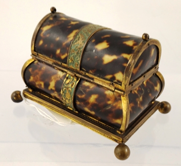A LATE 19TH CENTURY LADY`S TRAVELLING SCENT BOTTLE SET fashioned in tortoiseshell with domed brass - Image 5 of 5