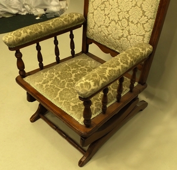 AN EARLY 20TH CENTURY BEECH FRAMED AMERICAN STYLE ROCKING ARMCHAIR, with floral flock upholstered - Image 4 of 4