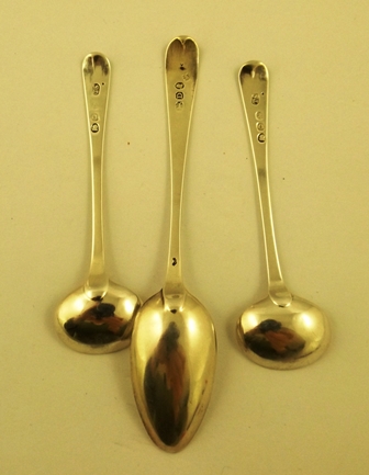 THOMAS STREETIN A PAIR OF SILVER MUSTARD SPOONS each of Old English pattern with trace gilded bowls - Image 2 of 3