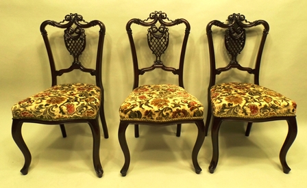 A VICTORIAN MAHOGANY PARLOUR SUITE each piece having an ornate carved lattice back, overstuffed - Image 4 of 4