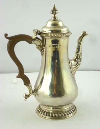 BENJAMIN GODFREY A GEORGE III SILVER COFFEE POT having hinged lid with lobed knop, plain baluster - Image 2 of 6