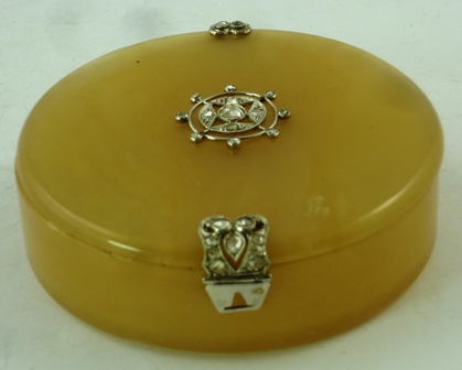 AN EARLY 20TH CENTURY CONTINENTAL DIAMOND MOUNTED ONYX DRESSING TABLE BOX, the lid with decorative - Image 2 of 5