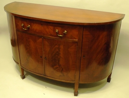 A LATE 19TH/EARLY 20TH CENTURY MAHOGANY FINISHED BOW FRONT SIDEBOARD, having plain crossbanded top, - Image 3 of 3