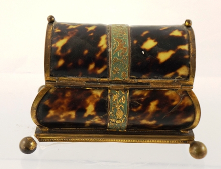 A LATE 19TH CENTURY LADY`S TRAVELLING SCENT BOTTLE SET fashioned in tortoiseshell with domed brass - Image 3 of 5