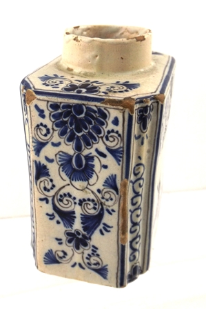 AN 18TH CENTURY ENGLISH TIN GLAZED EARTHENWARE, POSSIBLY BOW, TEA CANISTER having oblong body with - Image 3 of 5