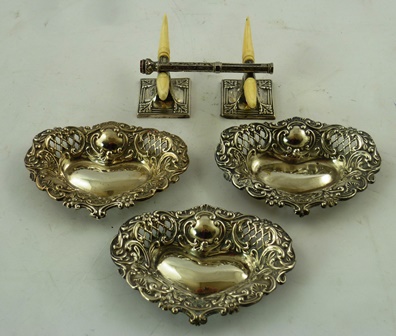 J.B. CHATTERLEY & SONS A PAIR OF SILVER AND IVORY KNIFE RESTS with square bases, a silver sliding