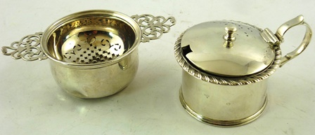 DEAKIN & FRANCIS A SILVER MUSTARD POT having gadroon applied rim, Birmingham 1900 and a silver TEA