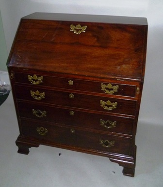 AN EARLY 19TH CENTURY LATE GEORGIAN REGIONAL MAHOGANY BUREAU having moulded flap, four graduated - Image 3 of 3