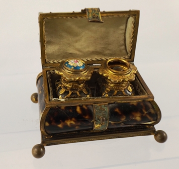 A LATE 19TH CENTURY LADY`S TRAVELLING SCENT BOTTLE SET fashioned in tortoiseshell with domed brass - Image 2 of 5