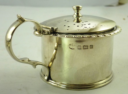 DEAKIN & FRANCIS A SILVER MUSTARD POT having gadroon applied rim, Birmingham 1900 and a silver TEA - Image 3 of 4