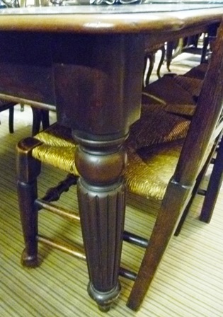 A VICTORIAN MAHOGANY EXTENDING DINING TABLE having twin squared ends with rounded corners, raised on - Image 3 of 3