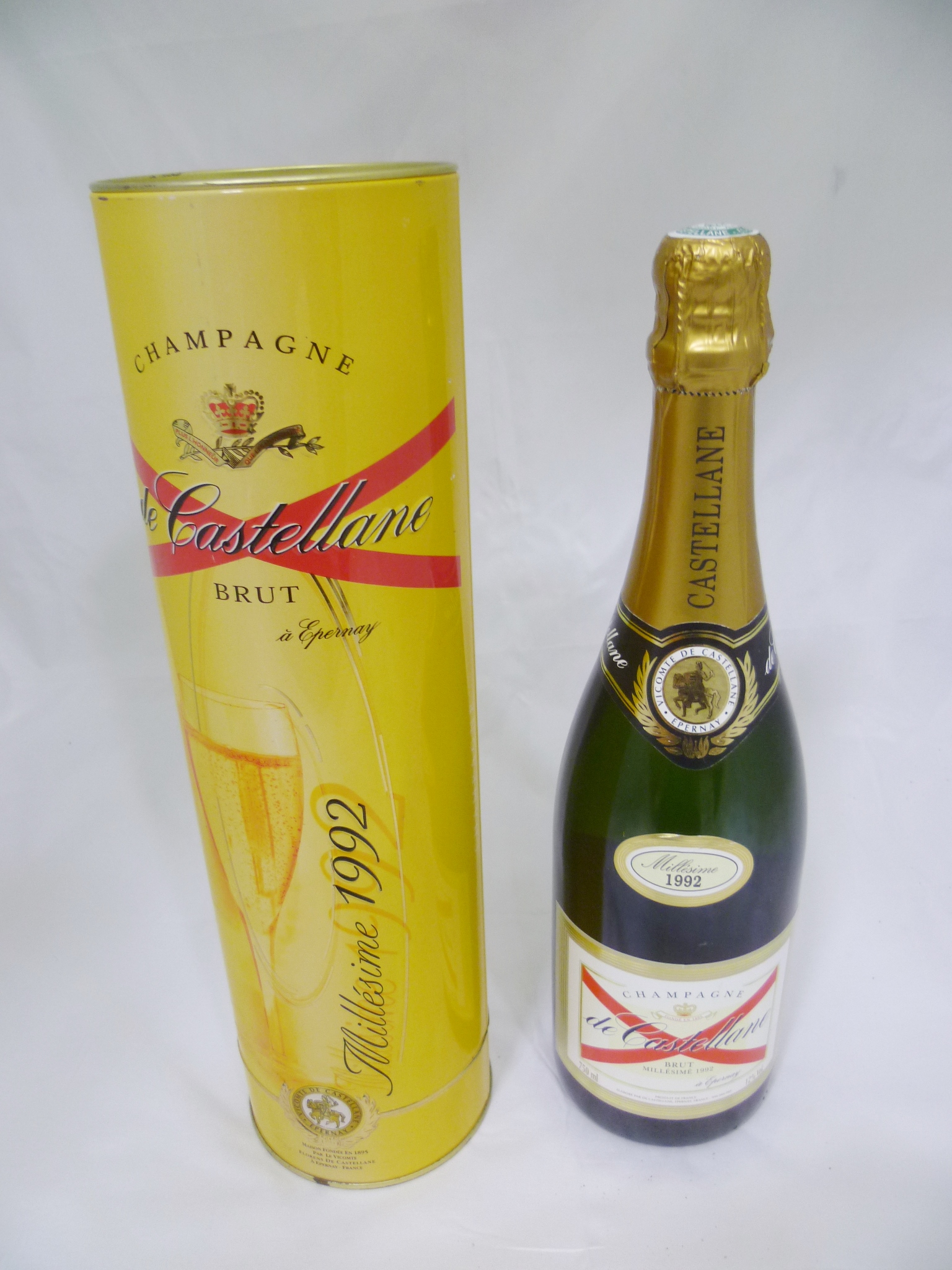 CHAMPAGNE DE CASTELLANE 1992 Brut a Epernay, 1 bottle in cylindrical tube