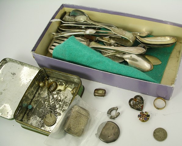 A MIXED LOT comprising a silver vesta, an assortment of plated flatware including a pair of salad