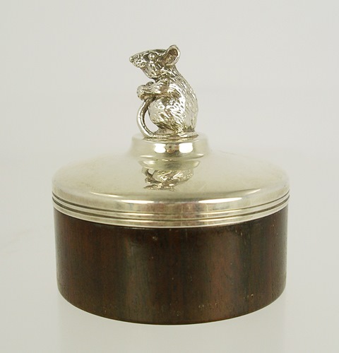 BRIAN LESLIE FULLER A SILVER MOUNTED PILL BOX having dormouse knop and plain surround, London 1985