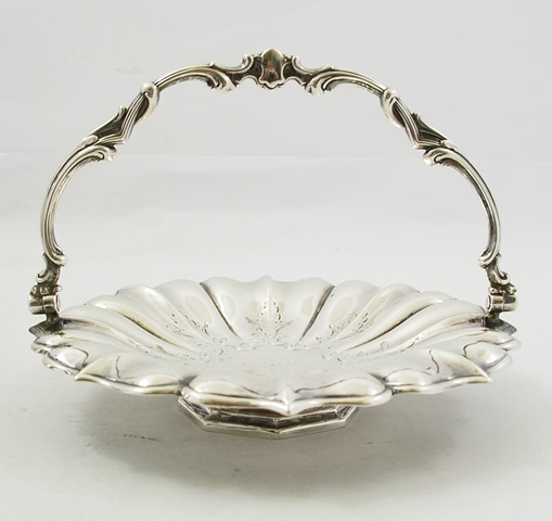 AN EARLY 20TH CENTURY OVAL EPNS SWEET MEATS BOWL having cast and applied gadroon rim, fretted