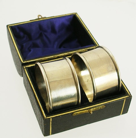 BOOTS PURE DRUG CO A PAIR OF PLAIN SILVER NAPKIN RINGS, each with rolled edges, Birmingham, 1911,