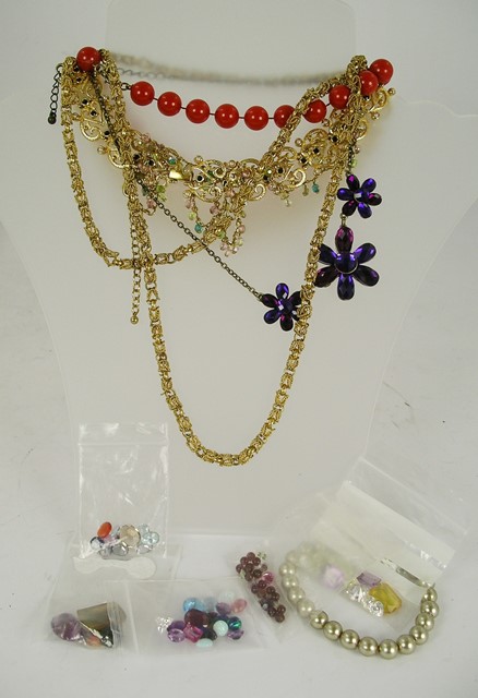 A MIXED BAG OF COSTUME JEWELLERY to include loose gemstones, opals, amethysts, garnet, etc