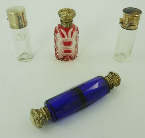 A SILVER MOUNTED DOUBLE ENDED BLUE GLASS SCENT BOTTLE, with facetted body decoration, two plain