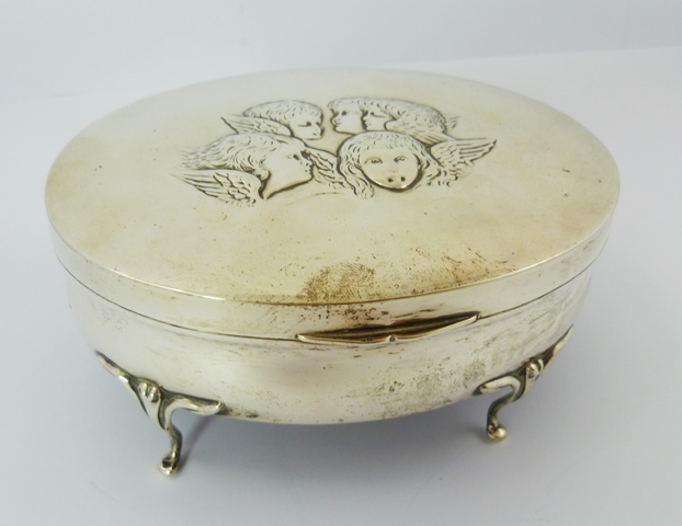 MAPPIN & WEBB AN EDWARDIAN SILVER OVAL DRESSING TABLE BOX, the hinged lid repousse worked with