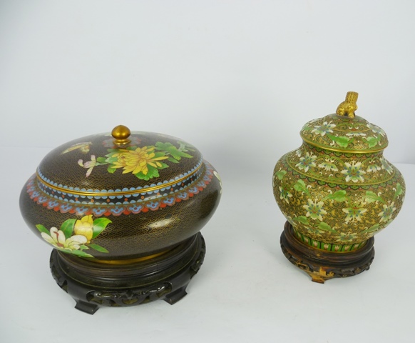 A LATE 20TH CENTURY JAPANESE CLOISONNE BOWL AND COVER decorated with flora on a black ground, 13cm