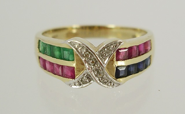 A CONTEMPORARY FOREIGN GOLD COLOURED METAL FANCY LOVER`S KNOT RING having cross centre, set with