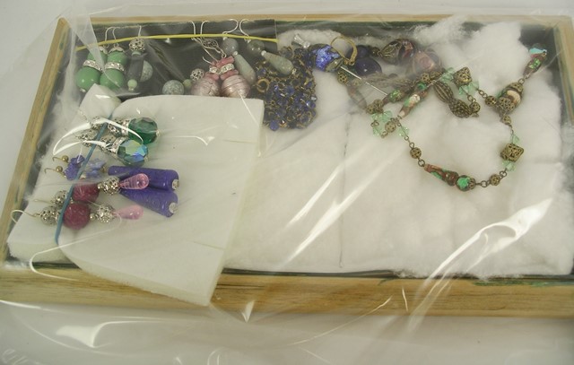 AN ASSORTMENT OF NINE PAIRS OF COSTUME EARRINGS to include facetted and floral drops and a gilt