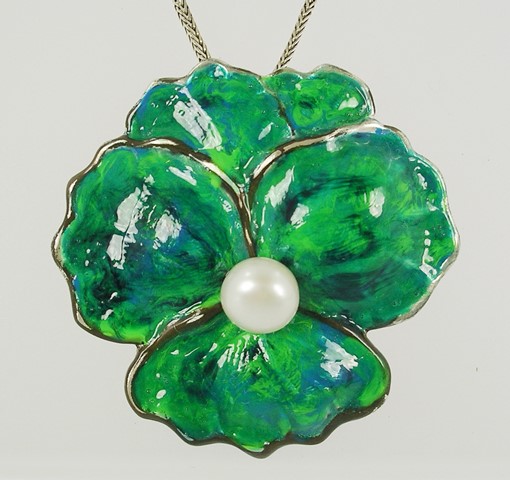 A CULTURED PEARL AND ENAMEL SILVER COLOURED METAL PENDANT fashioned as a pansy on a chevron box