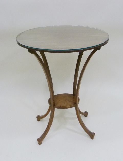 AN EARLY 20TH CENTURY SHERATON INSPIRED MAHOGANY OVAL TOPPED OCCASIONAL TABLE, with four bowed