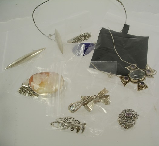 AN ASSORTMENT OF SILVER AND SILVER COLOURED METAL JEWELLERY to include oval shell cameo, lapis