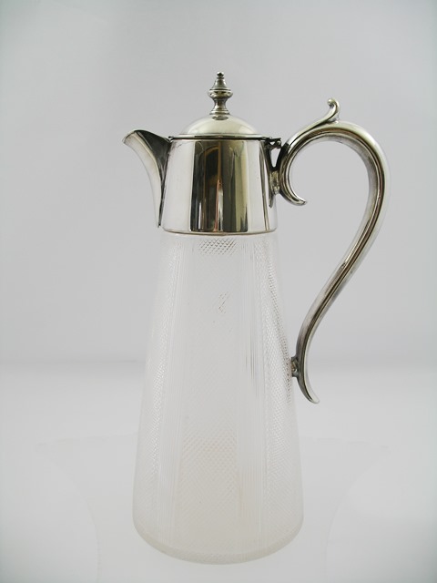 AN EPNS MOUNTED GLASS CLARET JUG having plain lid and collar, scroll handle and hobnail decorated