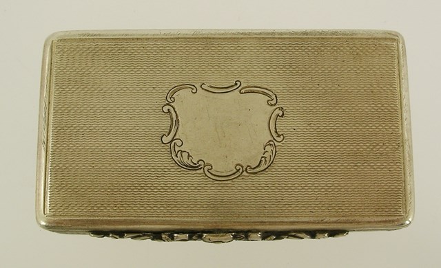 EDWARD SMITH A GEORGE IV SILVER SNUFF BOX, rectangular with engine turned exterior unengraved