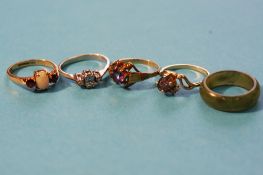Four 9ct gold dress rings and a jade ring.