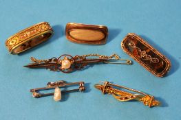 Four various 9ct gold brooches etc.