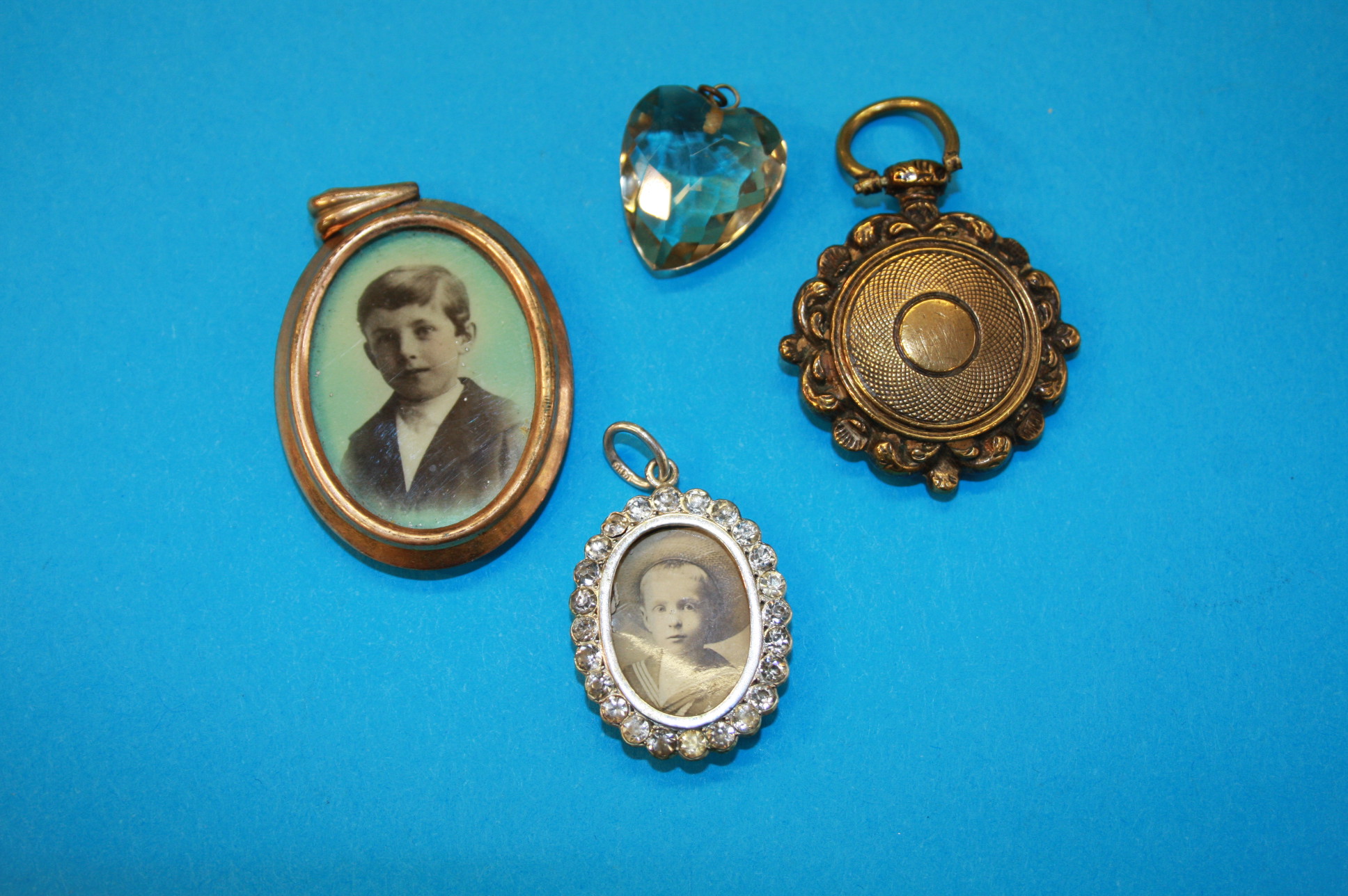 Bag of lockets, pendants, brooches etc. - Image 4 of 4