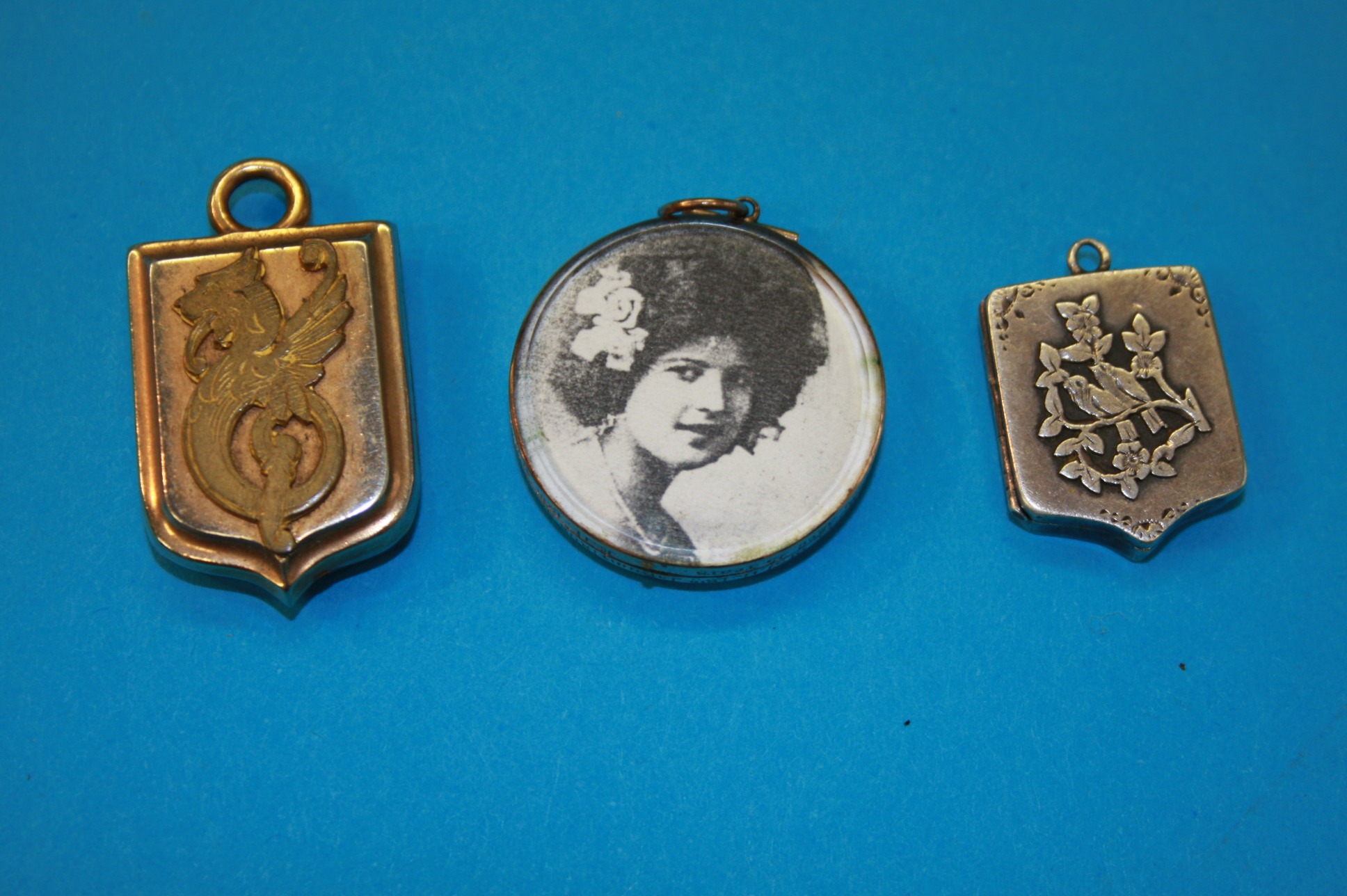 Bag of lockets, pendants, brooches etc. - Image 2 of 4