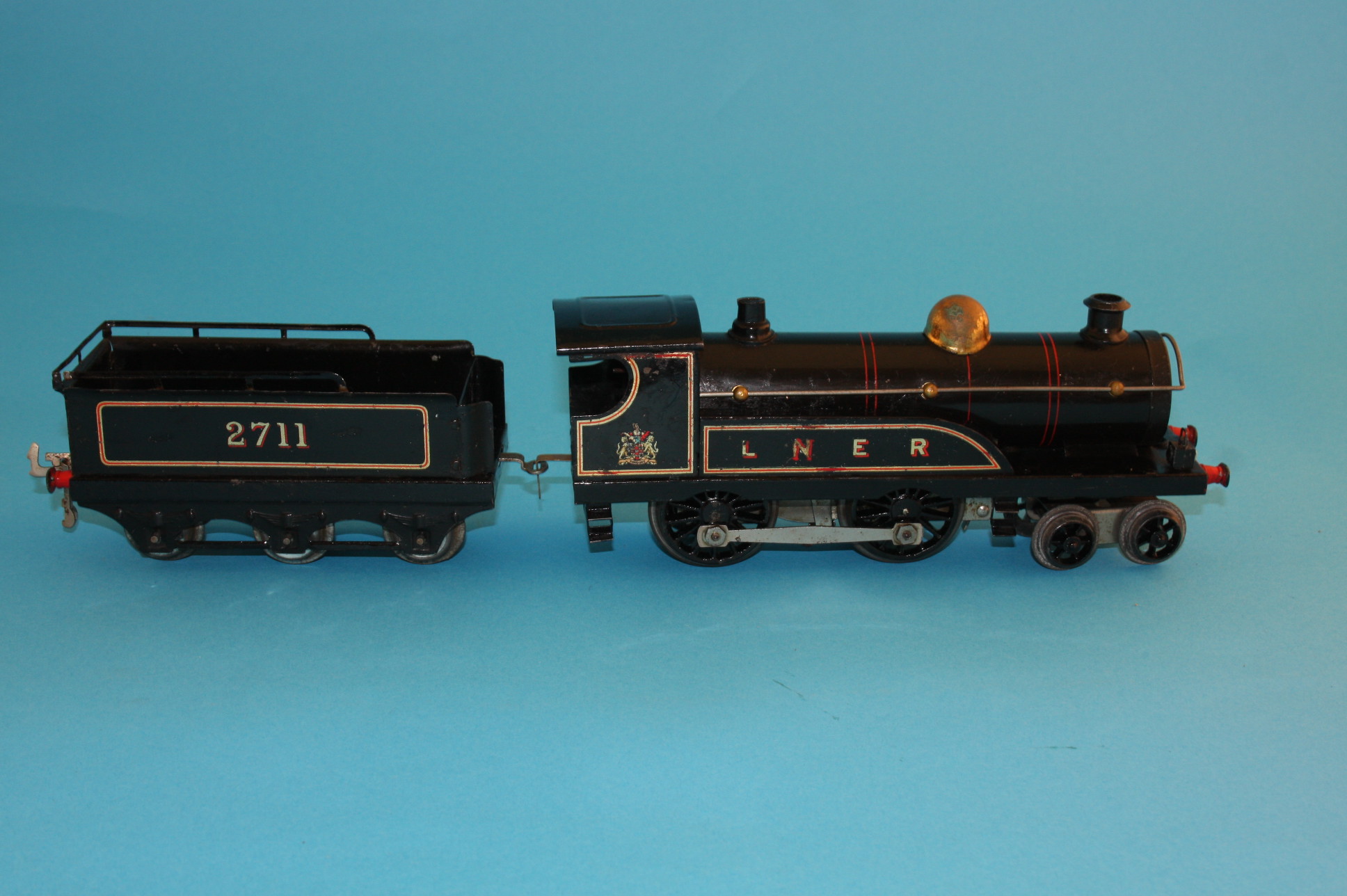 A Hornby "O" gauge clockwork No2 tender and locomotive 4-4-0, 2711 LNER, black livery. - Bild 2 aus 2