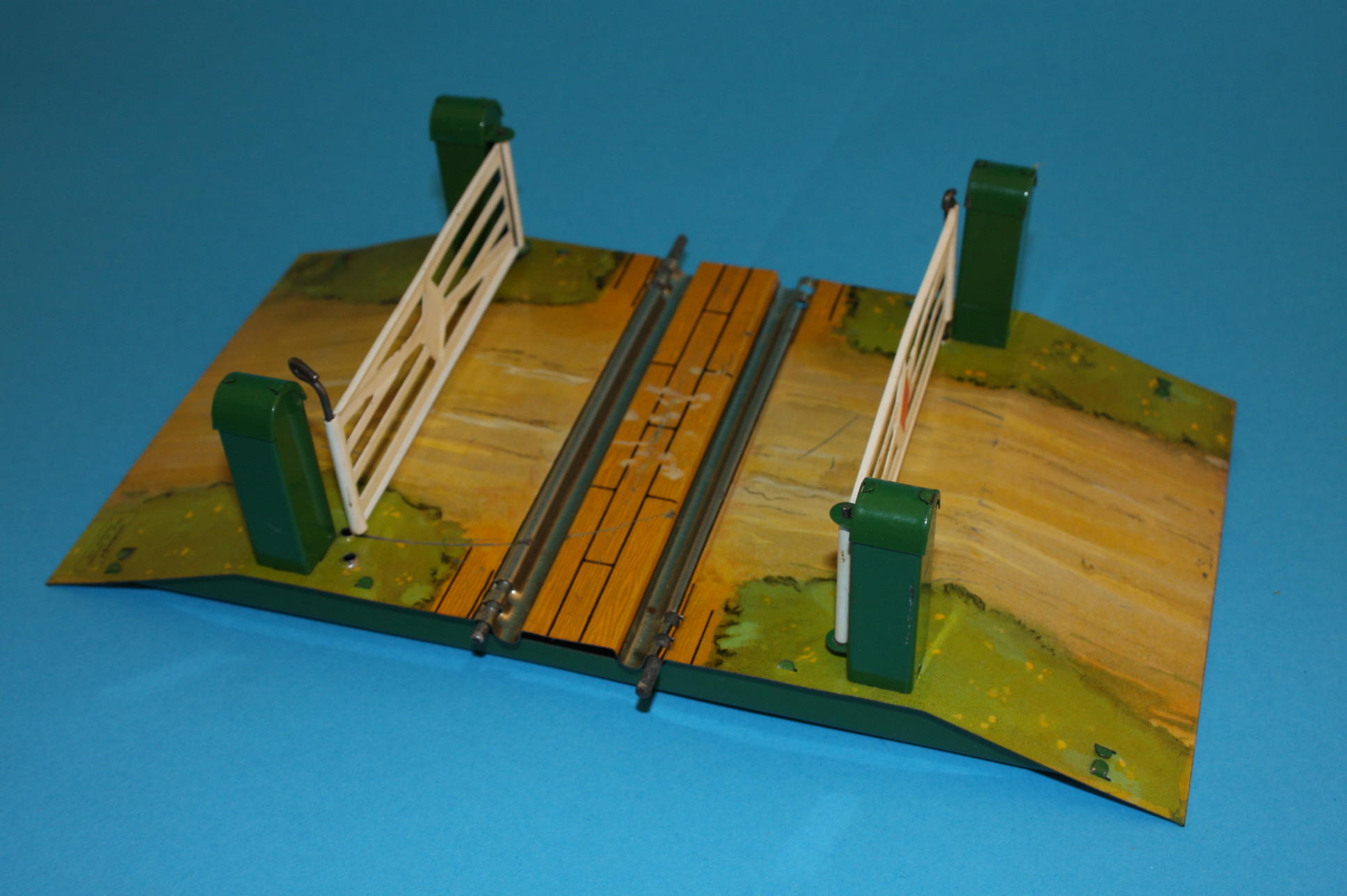 A quantity of Hornby "O" gauge accessories to include two No1 water tanks, two No1 level crossings, - Bild 3 aus 3