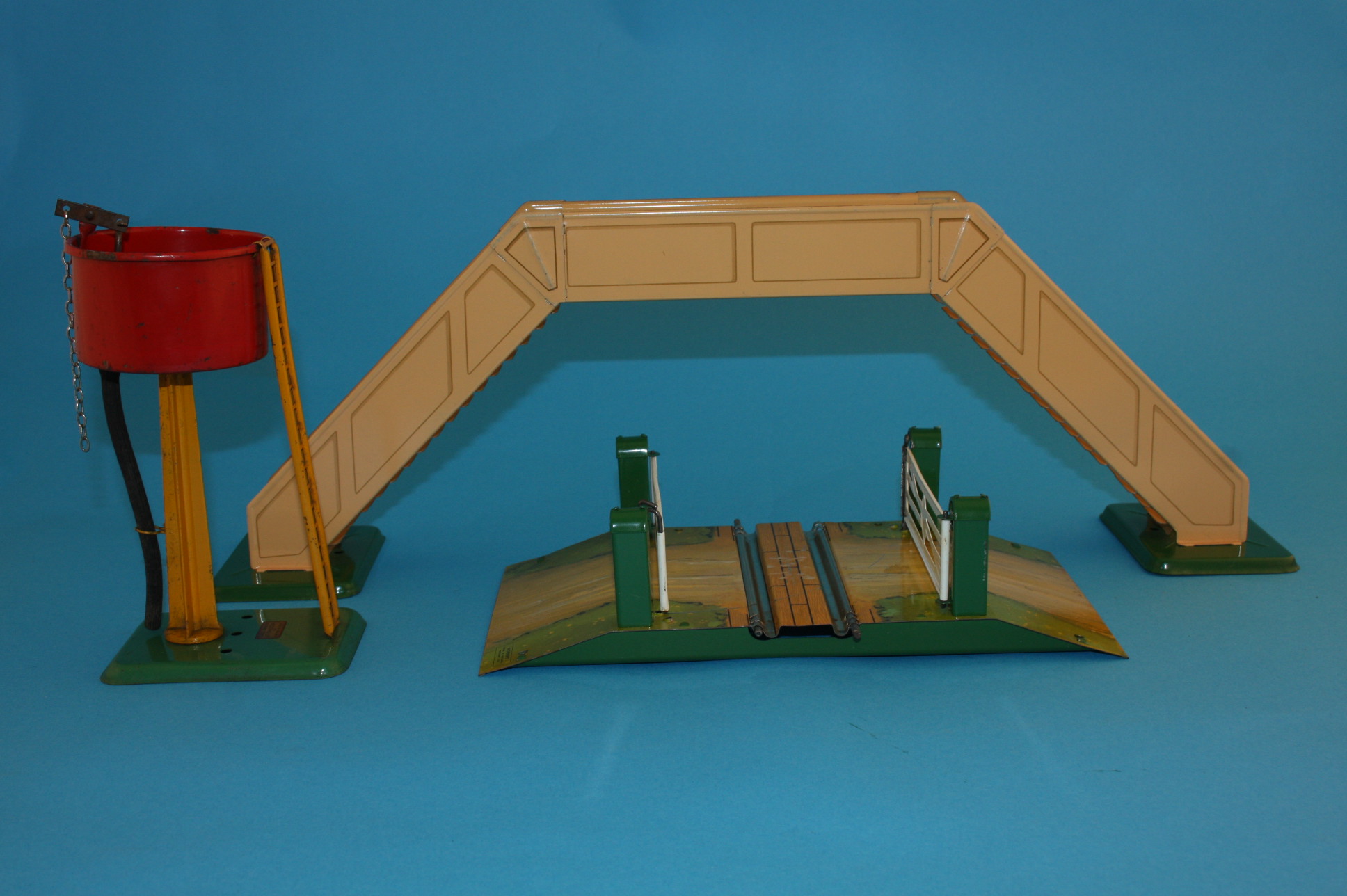 A quantity of Hornby "O" gauge accessories to include two No1 water tanks, two No1 level crossings, - Bild 2 aus 3