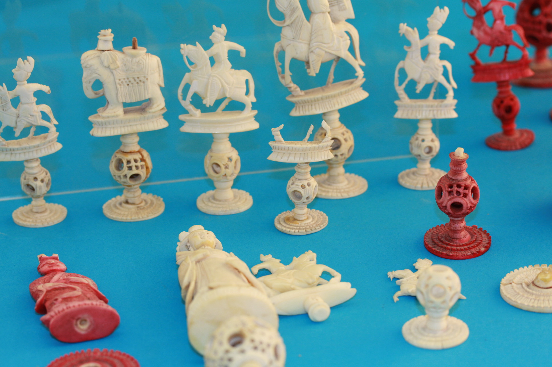 An early 20th century stained ivory oriental carved part chess set. - Bild 4 aus 4