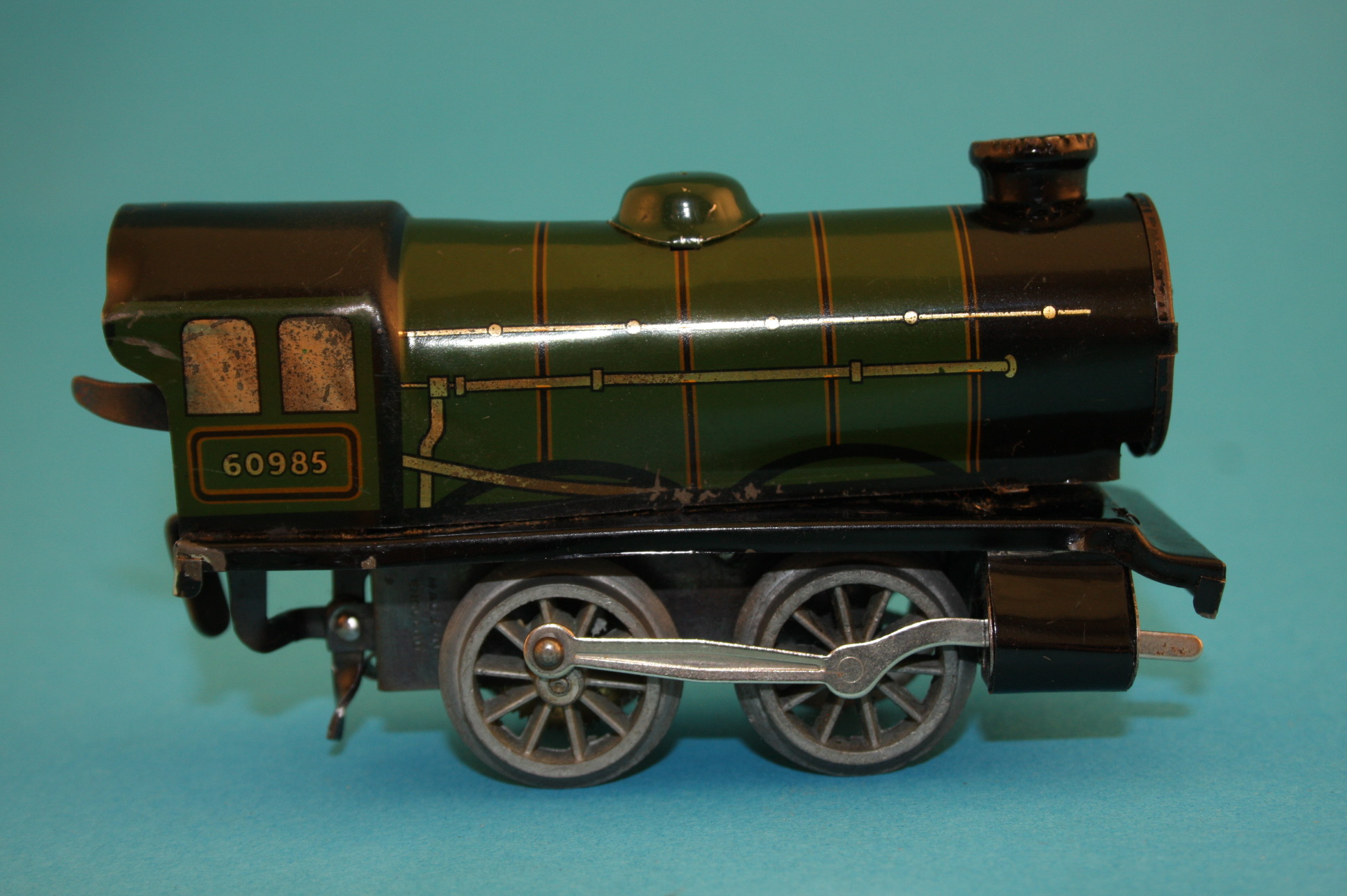 A Hornby "O" gauge clockwork 501, 0-4-0 1842 LNER tender and locomotive with green livery (unboxed); - Bild 3 aus 3