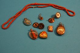A bag of assorted jewellery.