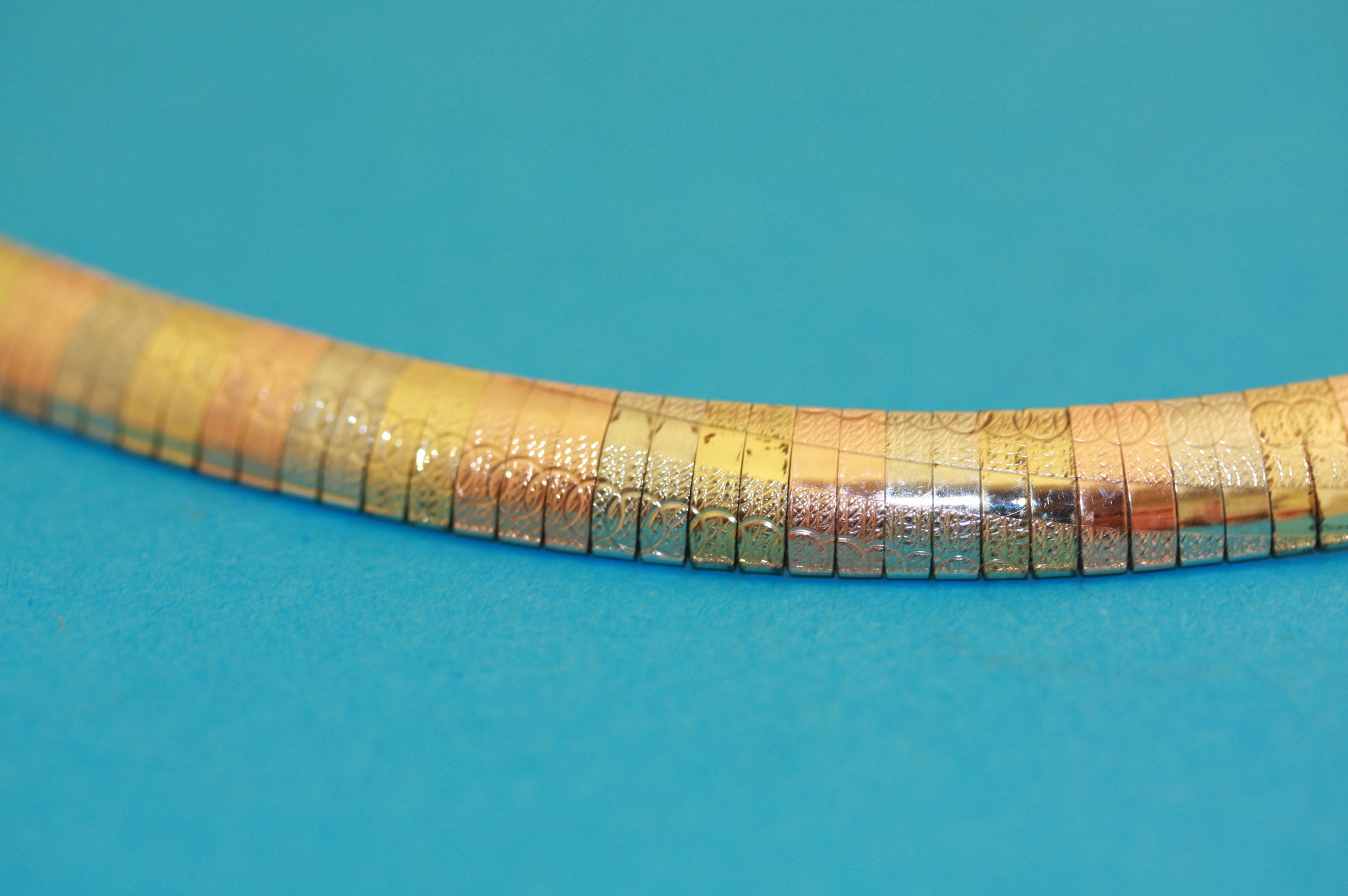 A 9ct gold tricolour necklace. Weight 33.7 grams - Image 2 of 2