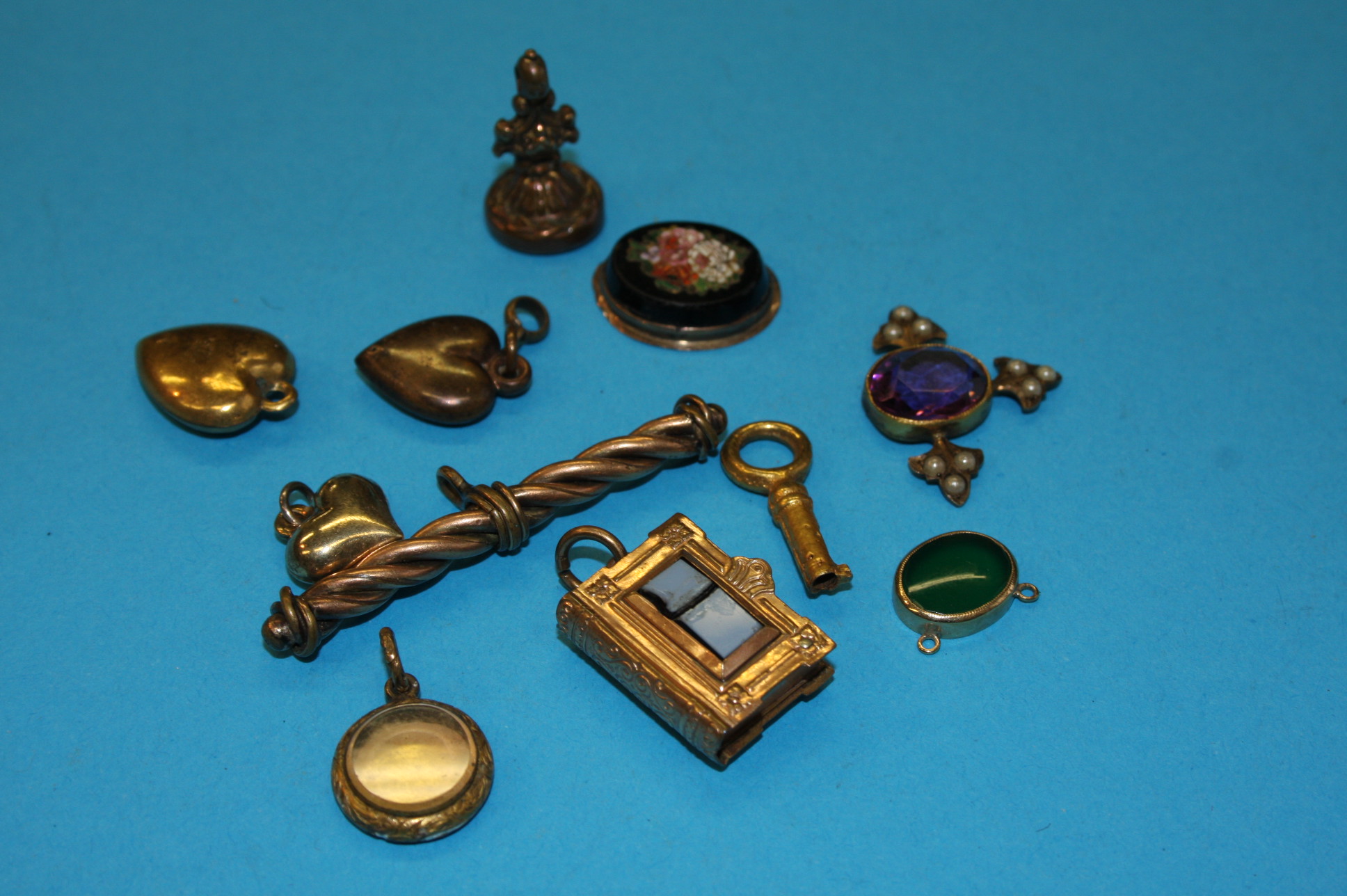 A quantity of various, charms etc. - Image 2 of 3